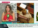 Celia Villalobos mira su tablet en una imagen de los informativos de La Sexta.