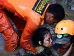 Una joven es rescatada de las ruinas inundadas de su casa en Palu (Indonesia), tras los terremostos y el tsunami que dejaron m&aacute;s de 800 muertos en las islas de C&eacute;lebes.