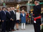 El presidente de la Generalitat de Catalu&ntilde;a Carles Puigdemont(i), junto a los miembros del Govern en la ofrenda floral al monumento a Rafael Casanova con motivo de la celebraci&oacute;n de la Diada, en Barcelona.
