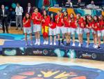 Las jugadores de la selecci&oacute;n femenina de baloncesto celebran su bronce