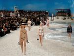 Modelos lucen, en una playa artificial, propuestas de la colecci&oacute;n para la pr&oacute;xima primavera/verano dise&ntilde;ada por el alem&aacute;n Karl Lagerfeld para la firma Chanel, durante la Semana de la Moda de Par&iacute;s.