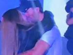 El cantante Enrique Iglesias besa apasionadamente a una fan en un concierto en Kiev.