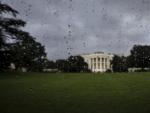 Vista general de la Casa Blanca a trav&eacute;s de un cristal cubierto por gotas de lluvia, en Washington (Estados Unidos).