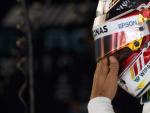 Lewis Hamilton, antes de subirse a su Mercedes durante el GP de Jap&oacute;n.