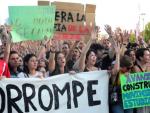 Apr&oacute;ximadamente 2000 universitarios se manifestaron frente al rectorado de M&oacute;stoles.