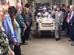 Imagen que muestra el emotivo pasillo que se le hizo a un donante de &oacute;rganos en un hospital de EE UU.