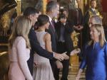 Momento en el que Ana Pastor va a saludar al presidente del Gobierno y a su mujer.