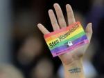 Una pegatina mostrada en una manifestaci&oacute;n contra la homofobia.