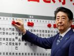 El primer ministro japon&eacute;s, Shinzo Abe, en la sede del gobernante Partido Liberal Democr&aacute;tico, durante las elecciones japonesas.