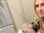 La bloguera e 'influencer' Chiara Ferragni cuida a su hijo Leo en el hospital, tras una operaci&oacute;n de urgencia.