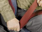 Un hombre se abrocha el cintur&oacute;n de seguridad en el coche.