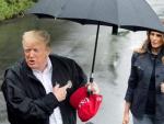 Donald Trump deja sin paraguas a Melania