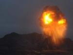 Vista de una explosi&oacute;n sobre un almac&eacute;n de misiles controlado por los hut&iacute;es, tras un bombardeo de Arabia Saud&iacute;, en San&aacute;, Yemen.