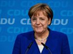 La canciller alemana y l&iacute;der del la Uni&oacute;n Cristianodem&oacute;crata (CDU), Angela Merkel, tras reunirse con el ministro alem&aacute;n de Interior, Horst Seehofer, en la sede de la CDU en Berl&iacute;n (Alemania).
