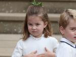 Principe George y Princesa Charlotte durante la boda de la princesa Eugenia y Jack Brooksbank.
