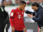 Thiago Alc&aacute;ntara recibe instrucciones de Niko Kovac, entrenador del Bayern.