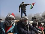 Palestinos participan en una protesta durante enfrentamientos con las tropas israel&iacute;es cerca de la frontera israel&iacute; en la Franja de Gaza.