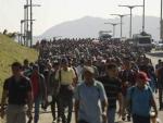 Una segunda caravana de migrantes, entre ellos ni&ntilde;os y mujeres, sale de San Salvador (El Salvador), rumbo a los Estados Unidos.
