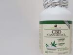 C&aacute;psulas de cannabidiol CBD, uno de los componentes de la planta del cannabis, en una imagen de archivo.