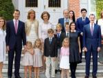 A la izquierda, la familia real en una imagen de 2011 y a la derecha, en 2018, con motivo del cumplea&ntilde;os de la reina Sof&iacute;a.