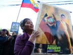 Simpatizantes del expresidente ecuatoriano Rafael Correa y del exvicepresidente Jorge Glas protestan a las afueras de la Corte Nacional, en Quito.