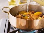 Sanidad recomienda cocinar a baja temperatura para evitar la acrilamida.