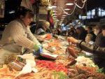 Compras en una pescader&iacute;a del Mercado de la Boquer&iacute;a de Barcelona.