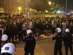 Manifestantes a las puertas del hotel donde se celebra un acto de Vox en Murcia.