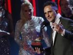 El cantante Jorge Drexler recibe el premio a la Canci&oacute;n del A&ntilde;o por 'Telefon&iacute;a', durante la ceremonia de los 19 Premios Grammy Latinos, en el MGM Grand Garden Arena de Las Vegas (EE UU).