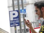 Un usuario conecta su tel&eacute;fono m&oacute;vil a la red wifi de la Plaza de Santo Domingo de Madrid.