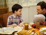 El actor Jim Parsons (Sheldon Cooper) charla con Iain Armitage en el set de rodaje de la serie 'El joven Sheldon'.