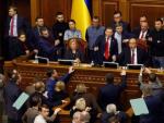Parlamentarios ucranianos discuten durante la sesi&oacute;n extraordinaria celebrada en el Parlamento en Kiev (Ucrania).
