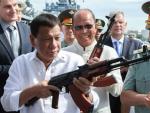 El presidente filipino, Rodrigo Duterte (2&ordm; izq), inspecciona un rifle AK-74M.