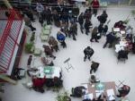Numerosos ciudadanos haciendo cola antes de votar en las elecciones auton&oacute;micas para la Junta de Andaluc&iacute;a, en un colegio de M&aacute;laga.
