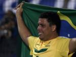 Ronaldo Nazario posa con la bandera brasile&ntilde;a en el homenaje que la Confederaci&oacute;n Brasile&ntilde;a de F&uacute;tbol (CBF) le brind&oacute; durante su despedida oficial.