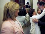 Mariano Rajoy, abrazado a Soraya S&aacute;ez de Santamar&iacute;a en el pasillo del Congreso tras ser investido presidente el socialista Pedro S&aacute;nchez.