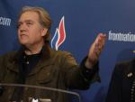 La l&iacute;der ultraderechista Marine Le Pen, junto al exasesor de Donald Trump, Steve Bannon.