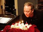 El actor Kevin Sussman (Stuart en 'The Big Bang Theory') soplando las velas de su 47 cumplea&ntilde;os.