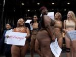 Un grupo de mujeres participa en una protesta ante Victoria's Secret.