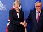 La primera ministra brit&aacute;nica saluda al presidente de la Comisi&oacute;n Europea, Jean-Claude Juncker.