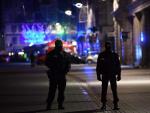 Oficiales de polic&iacute;a montan guardia tras el tiroteo en el mercado navide&ntilde;o en Estrasburgo (Francia). El dispositivo de seguridad prosigue para localizar al autor.
