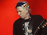 El guitarrista de The Rollings Stones, Keith Richards, toca durante el concierto de la banda brit&aacute;nica en Barcelona.