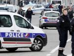 Agentes de la polic&iacute;a francesa llevan a cabo una operaci&oacute;n antiterrorista.