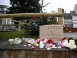 Flores, mensajes y velas, en el lugar donde muri&oacute; una de las v&iacute;ctimas del atentado de Estrasburgo (Francia).