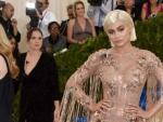 Kylie Jenner sobre la alfombra roja luciendo un dise&ntilde;o de Versace.