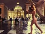 La modelo Marisa Papen, posando en el Vaticano.