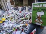 Un hombre sostiene una publicaci&oacute;n del semanario sat&iacute;rico 'Charlie Hebdo' tras el atentado.