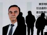 Una pantalla con una noticia sobre el expresidente de Nissan Carlos Ghosn, en un edificio de oficinas en Tokio (Jap&oacute;n).