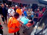 Servicios de emergencia trasladan en ambulancia a un herido afectado por el tsunami que ha golpeado la costa de Indonesia.