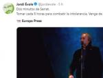 Tuit de Jordi &Eacute;vole apoyando la respuesta de Serrat a una persona entre el p&uacute;blico.